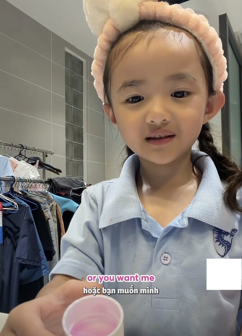 Winnie càng lớn càng xinh xắn, được bố mẹ nuôi dạy chuẩn tiểu thư hào môn.