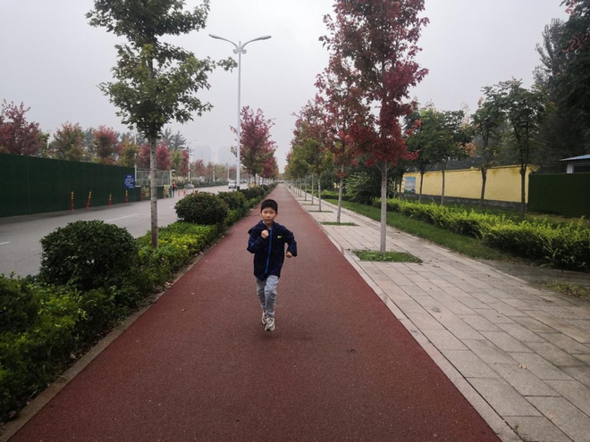 Nghe bác sĩ thông báo em trai phải nằm viện, cậu bé 9 tuổi mỗi ngày chạy 10km để cứu em - 3