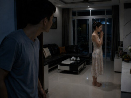 Tới nhà bạn gái chơi, mẹ cô ấy giục ở lại qua đêm, giữa khuya nghe lời thì thầm ở phòng khách tôi vỡ lẽ