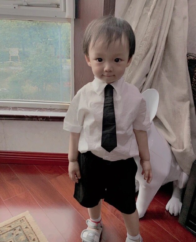 Cậu bé sinh ra cực kỳ đáng yêu.