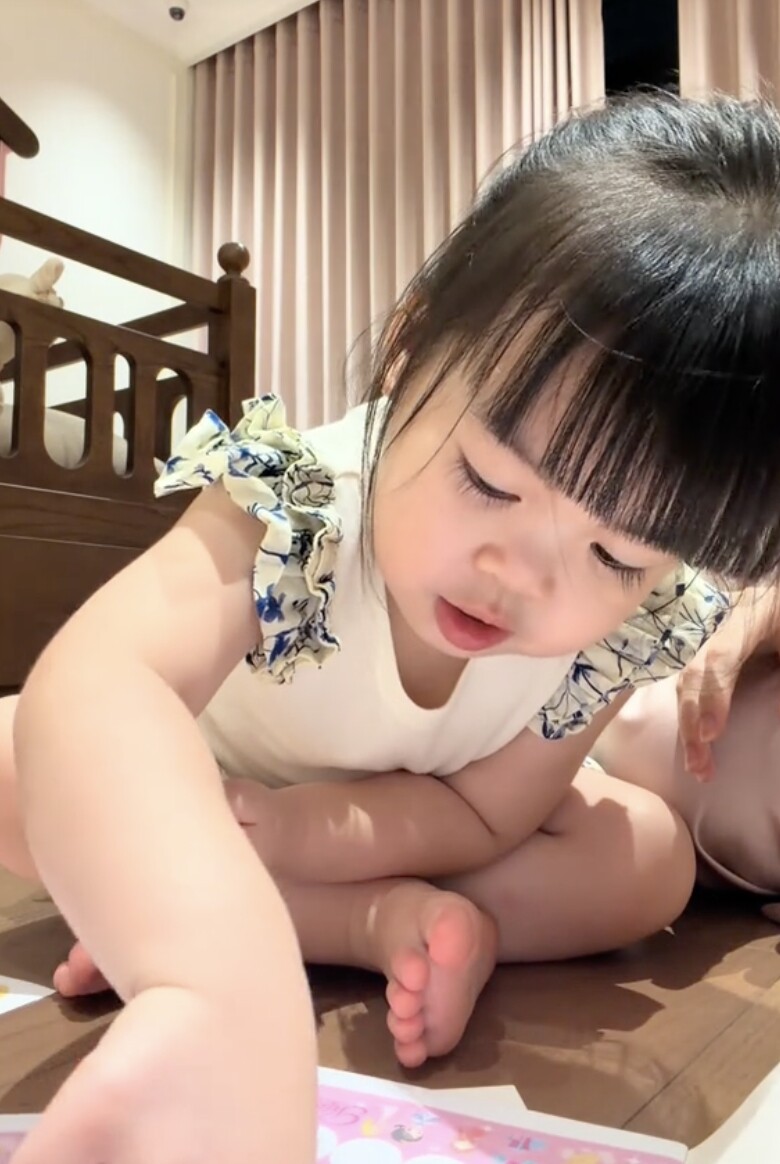 Hoa hậu Đỗ Mỹ Linh thưởng cho con gái vì điểm tốt đạt được, loạt “thành tích” của bé khiến cõi mạng cười đau ruột - 1