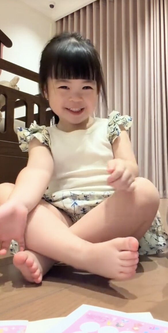 Những biểu cảm đáng yêu, hài hước của Ti Mướp khi được mẹ thưởng.