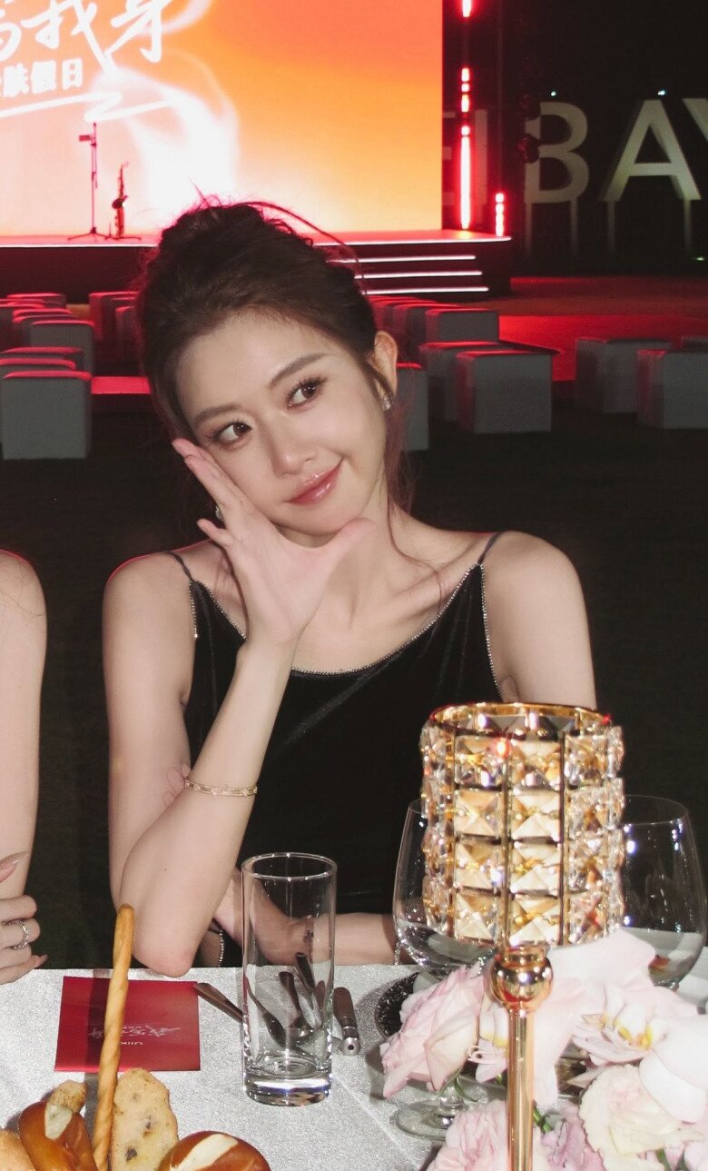 “Hoa khôi mạng” 9X bí mật đẻ con cho đại gia, giờ U40 làm mẹ đơn thân trẻ đẹp như học sinh, bán hàng nuôi con - 6