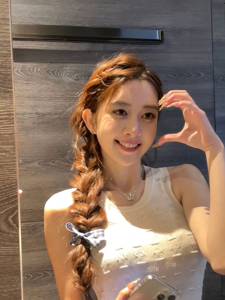 “Hoa khôi mạng” 9X bí mật đẻ con cho đại gia, giờ U40 làm mẹ đơn thân trẻ đẹp như học sinh, bán hàng nuôi con - 1