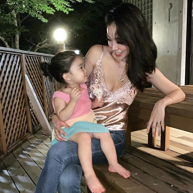 Làm mẹ đơn thân vẫn được trai trẻ tán tỉnh, nữ diễn viên U40 bị nhắc nhở: “Có con rồi thì ăn mặc cho đàng hoàng” - 2