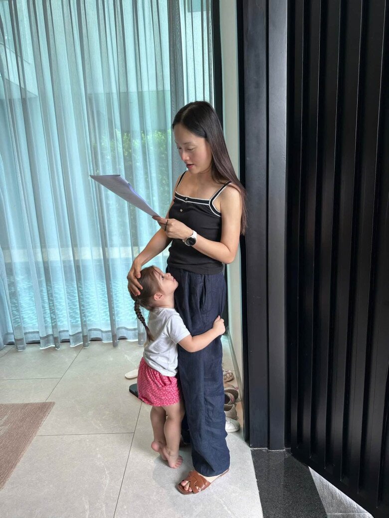 Con gái Lan Phương gần gũi, bám mẹ ngay cả khi mẹ đang làm việc.