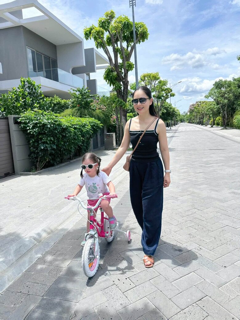 Dù bận rộn khi vừa tự chăm 2 con vừa hoạt động nghệ thuật, Lan Phương vẫn khéo chu toàn, dành thời gian cho các con.