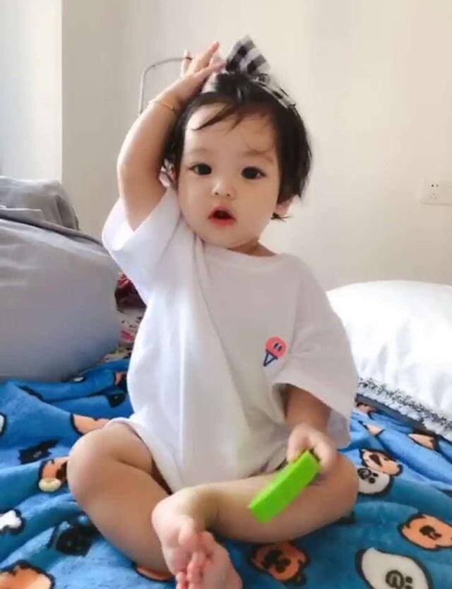 Mẹ buồn lòng vì con sinh ra kém xinh, 3 năm sau bé amp;#34;lột xácamp;#34; ngỡ ngàng, mắt to, da trắng xinh như hoa - 3