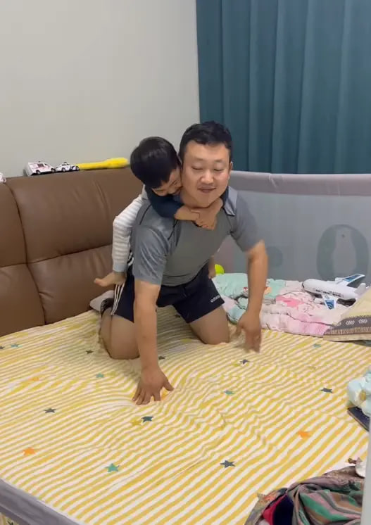 Mẹ đã qua đời nhưng bé trai 3 tuổi không hay biết, ngày nào cũng đòi tìm mẹ, người bố nói 6 từ xót xa - 2