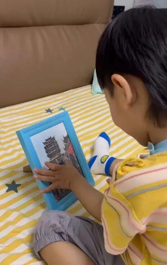 Mẹ đã qua đời nhưng bé trai 3 tuổi không hay biết, ngày nào cũng đòi tìm mẹ, người bố nói 6 từ xót xa - 1