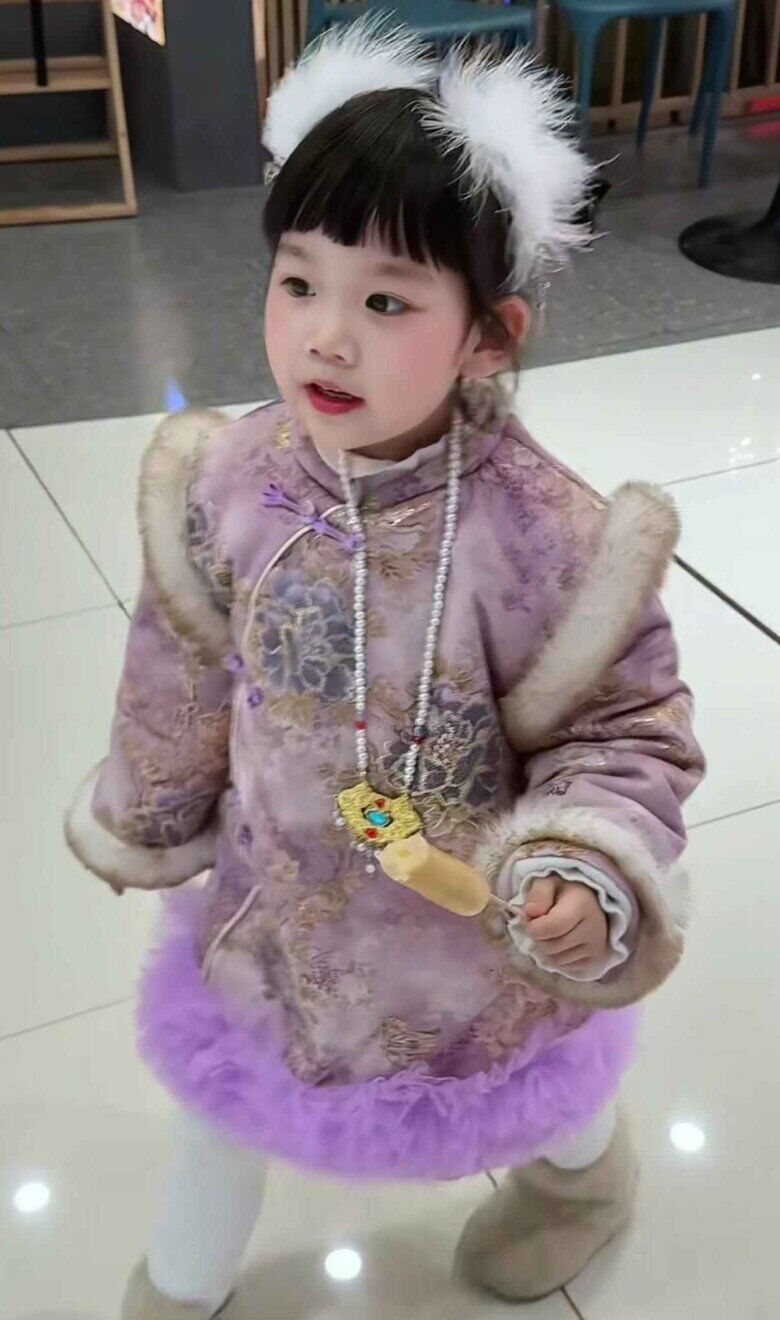 Bé gái xinh xắn khi ở với mẹ.
