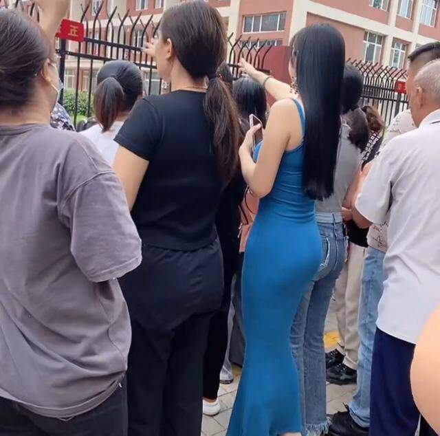 Hot girl mặc váy bó sát đến trường đón con ai cũng liếc nhìn, phụ huynh xung quanh nhiều người ngượng ngùng - 1