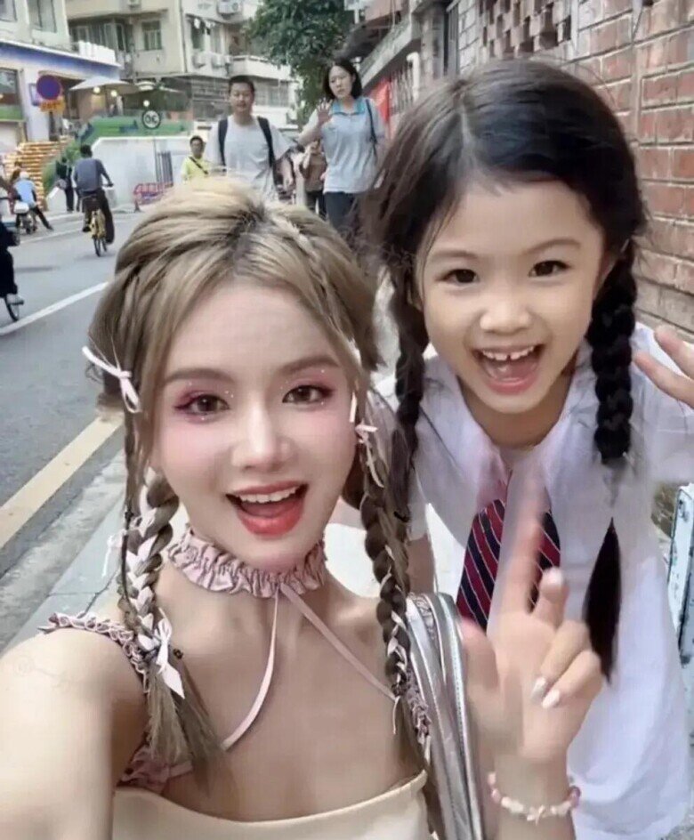 Mẹ hotgirl mặc váy 2 dây đưa con gái đi học khiến ai cũng nhìn vì trẻ đẹp như học sinh, biết tuổi thật mới giật mình - 2