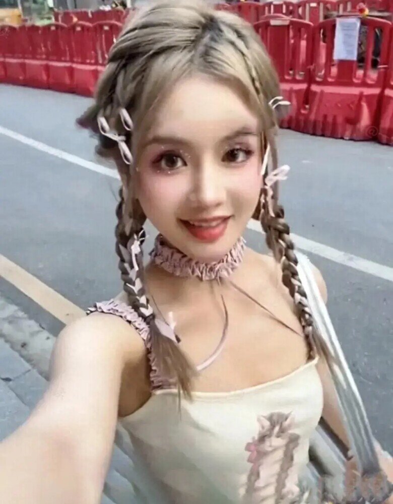 Mẹ hotgirl mặc váy 2 dây đưa con gái đi học khiến ai cũng nhìn vì trẻ đẹp như học sinh, biết tuổi thật mới giật mình - 1