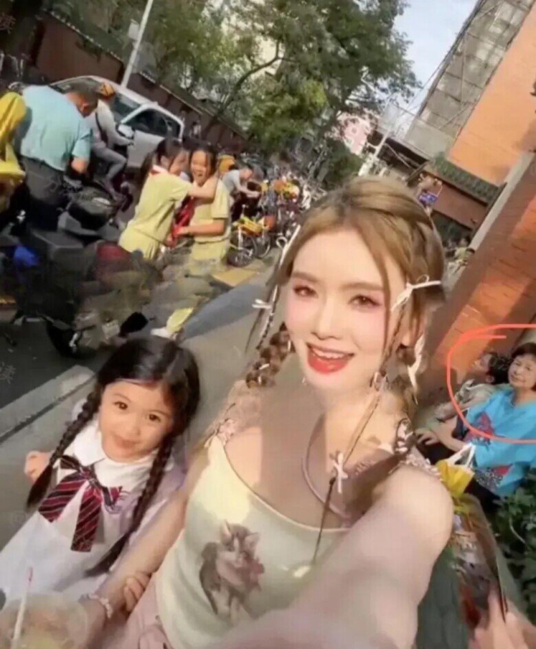 Mẹ hotgirl mặc váy 2 dây đưa con gái đi học khiến ai cũng nhìn vì trẻ đẹp như học sinh, biết tuổi thật mới giật mình - 3