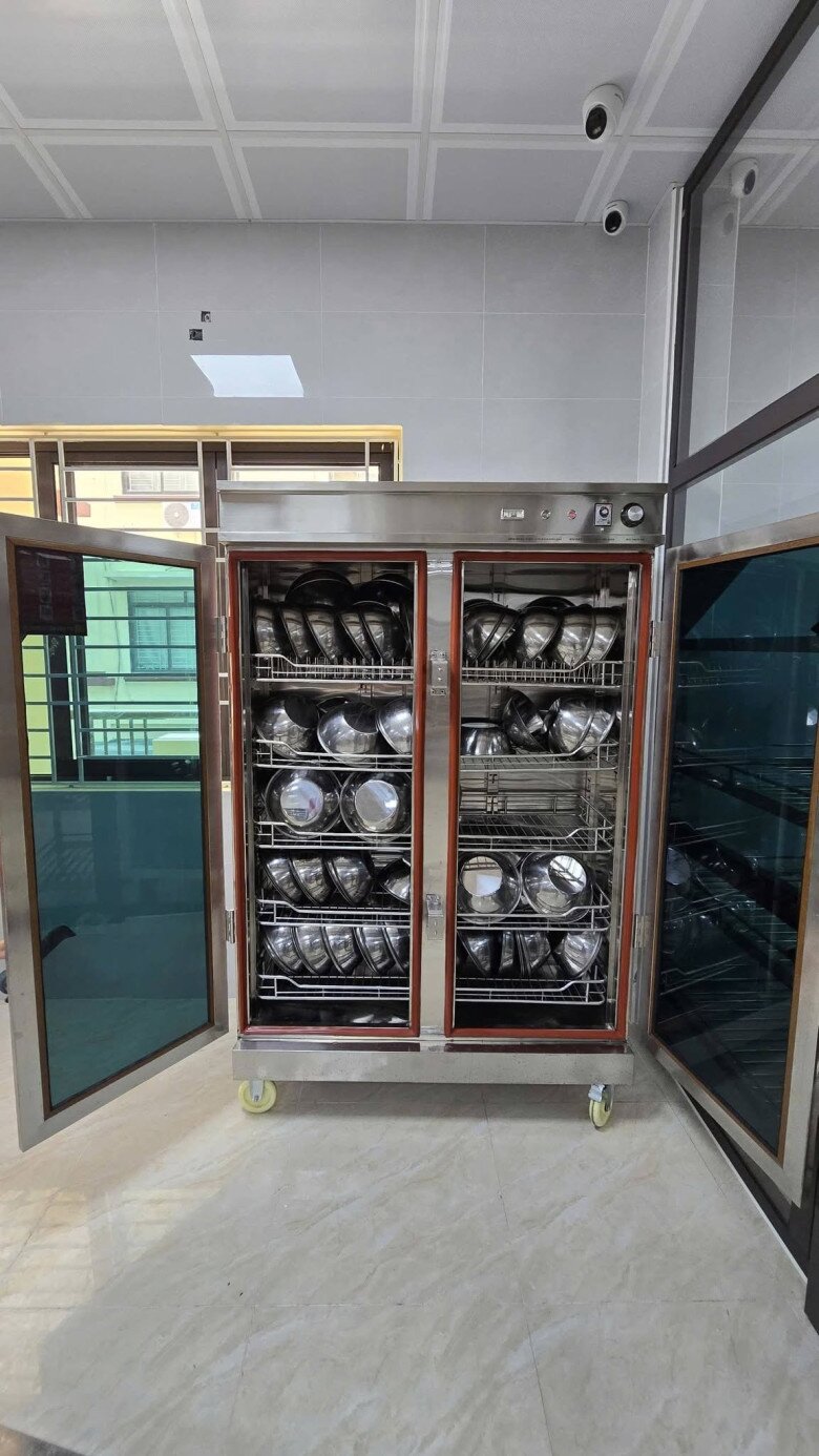 Khu nhà ăn rộng rãi, thoáng và sạch sẽ.