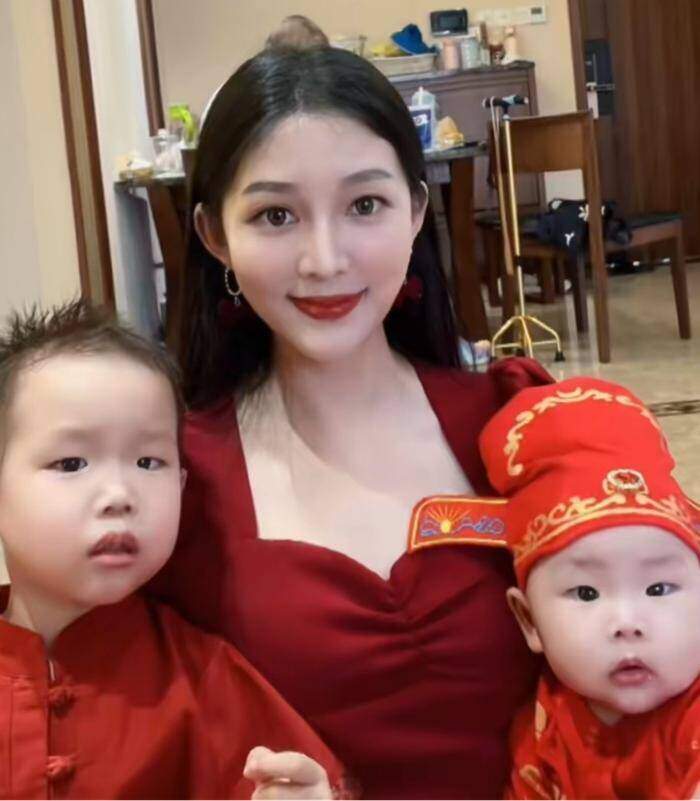 Mẹ là mỹ nhân mắt to da trắng nhưng con sinh ra khác hẳn, nhìn ảnh bố ai cũng cười chảy nước mắt - 1