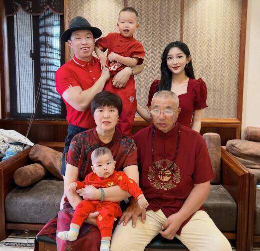Mẹ là mỹ nhân mắt to da trắng nhưng con sinh ra khác hẳn, nhìn ảnh bố ai cũng cười chảy nước mắt - 4