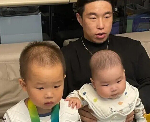 Mẹ là mỹ nhân mắt to da trắng nhưng con sinh ra khác hẳn, nhìn ảnh bố ai cũng cười chảy nước mắt - 3