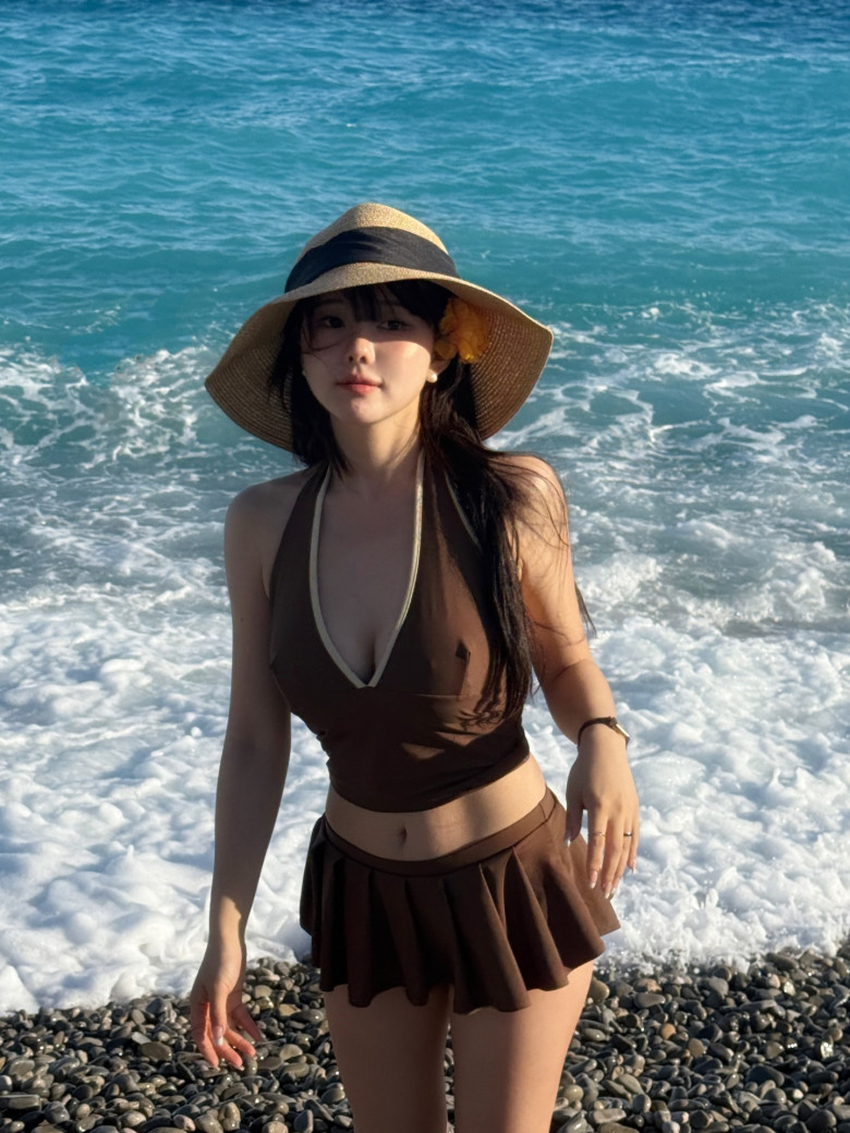 Nàng hotmom mặt trẻ xinh như học sinh.