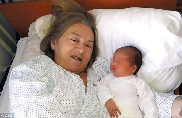 Mẹ U60 mới có con, vừa sinh xong chồng vào nhìn 1 cái liền chia tay, lý do bất ngờ - 1