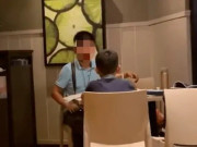 Yêu con - Hai cha con cùng vào quán ăn bún bò, cuộc đối thoại sau đó khiến chủ quán lo lắng cho tương lai đứa trẻ