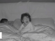 Yêu con - Dậy sớm 2 giờ sáng để đi làm còn 2 con ngủ ở nhà, bố mẹ kiểm tra camera phát hiện cảnh tượng xót xa