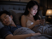 Yêu con - Đang ôm chồng ngủ thì nửa đêm bỗng nhận được tin nhắn "Anh nhớ em", nhìn số điện thoại tôi thức đến sáng