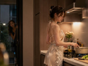 Yêu con - Nghỉ lễ tranh thủ ghé nhà chồng cũ thăm con, giật mình thấy cô bạn thân trong bếp