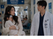 Yêu con - Ôm con nhập viện gặp đúng người yêu cũ là bác sĩ, tôi run sợ xét nghiệm ADN, chồng nói một câu tôi bật khóc