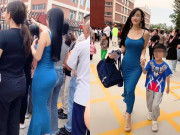 Yêu con - Hot girl mặc váy bó sát đến trường đón con ai cũng liếc nhìn, phụ huynh xung quanh nhiều người ngượng ngùng