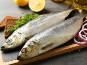 Yêu con - Loại cá tốt trên thế giới ở Việt Nam đang vào mùa giá rẻ bèo, thịt chắc, giàu omega-3 hơn cá hồi giúp trẻ thông minh
