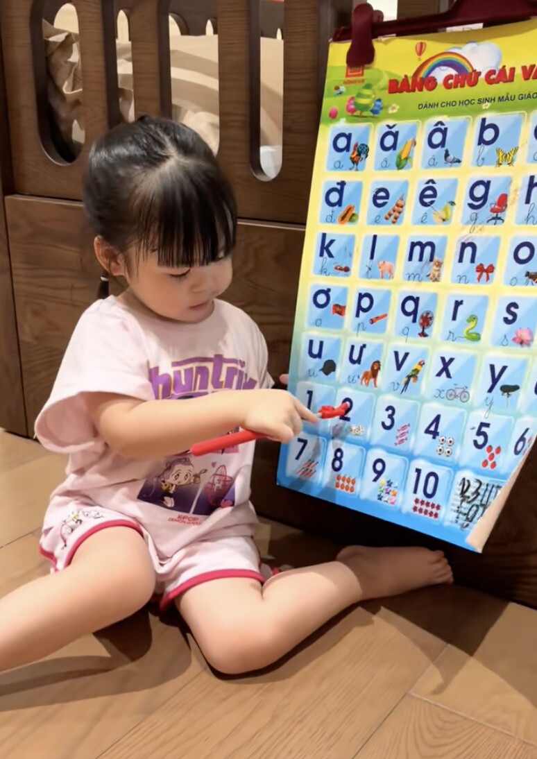 Mới ngày nào còn lo con gái amp;#34;không học được trường Harvardamp;#34;, Hoa hậu Đỗ Mỹ Linh nay vui mừng khoe ái nữ tiến bộ - 1