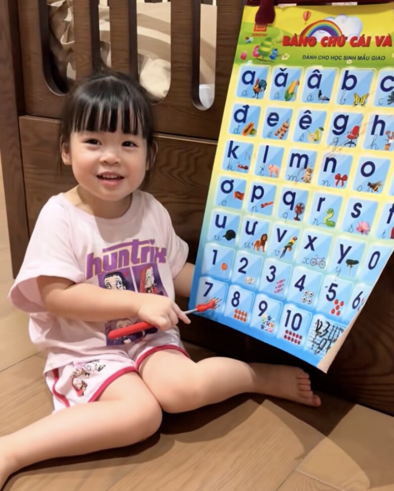 Mới ngày nào còn lo con gái amp;#34;không học được trường Harvardamp;#34;, Hoa hậu Đỗ Mỹ Linh nay vui mừng khoe ái nữ tiến bộ - 3