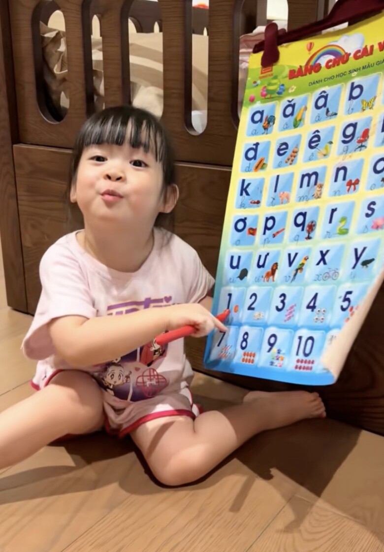 Ti Mướp giờ đã thành thạo số đếm, còn dạy ngược lại mẹ.