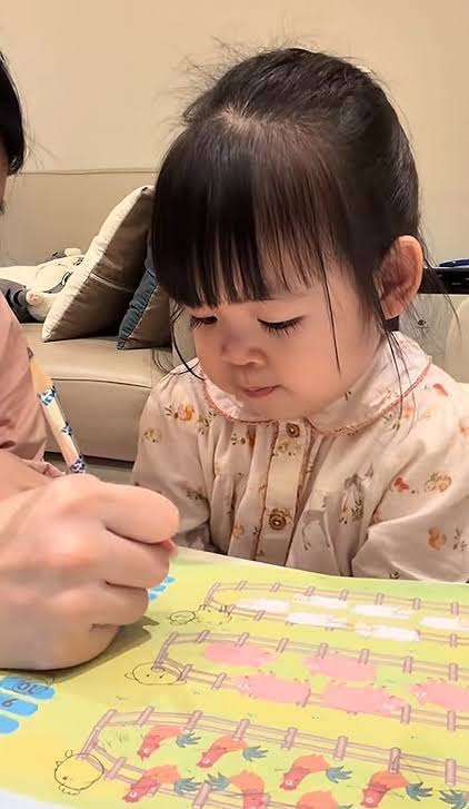 Đỗ Mỹ Linh được khen dạy con khéo, người đẹp luôn rất kiên nhẫn, tinh tế đồng hành cùng con gái trên hành trình học chữ đếm số.