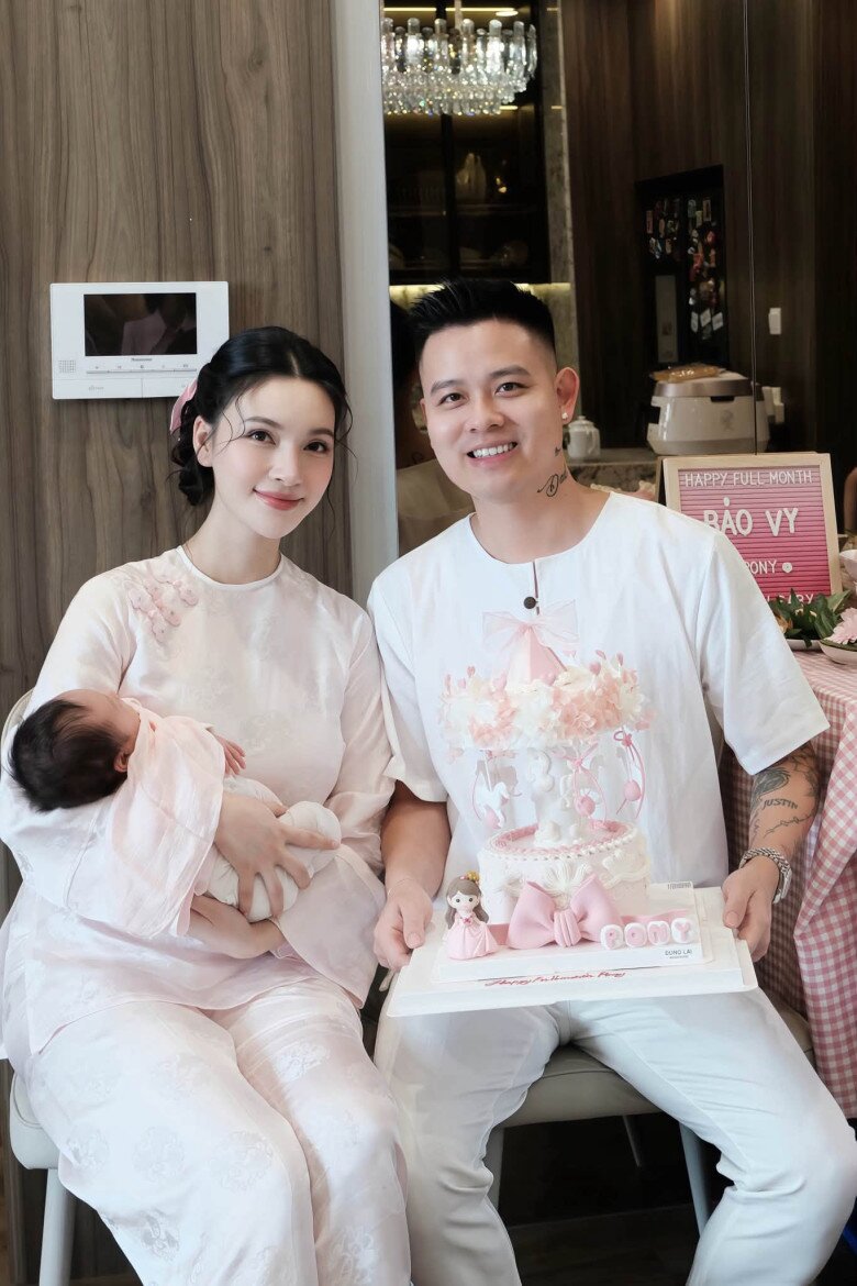 Mỹ nhân VTV sinh con cho chồng doanh nhân, làm mâm cúng đầy tháng cho con trong cơ ngơi bạc tỷ đẹp mê, nhìn kỹ toàn vàng - 1