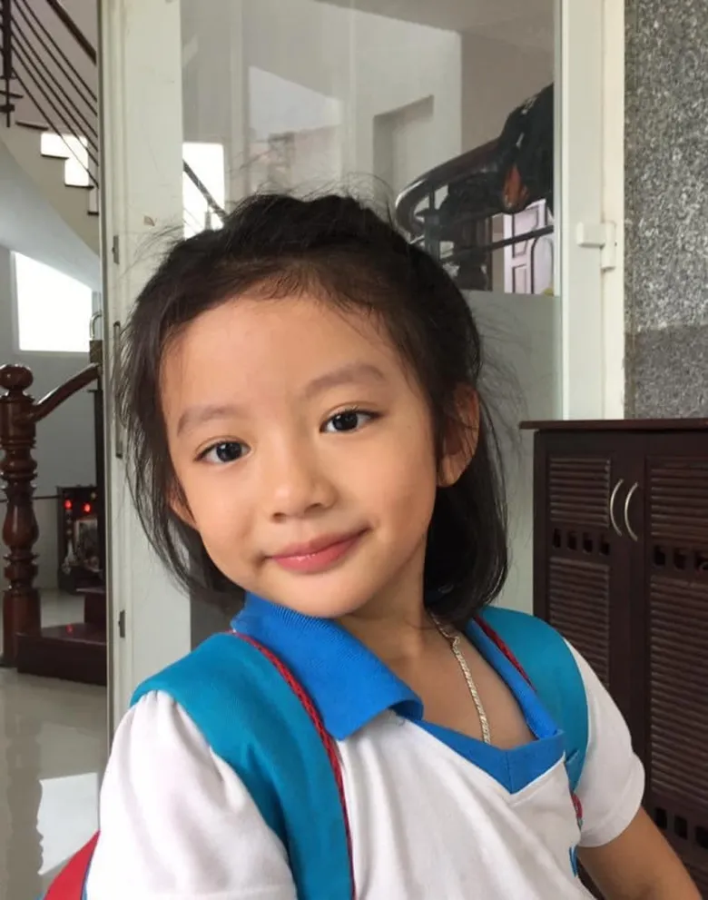 Từ nhỏ, Nam Phương đã sở hữu gương mặt xinh xắn, chuẩn mỹ nhân tương lai.