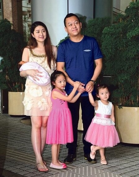 amp;#34;Nàng thơamp;#34; lấy ông chủ chuỗi nhà hàng lớn hơn 12 tuổi, 4 năm sinh liên tiếp 3 con gái, không ai tin đã U50 - 6