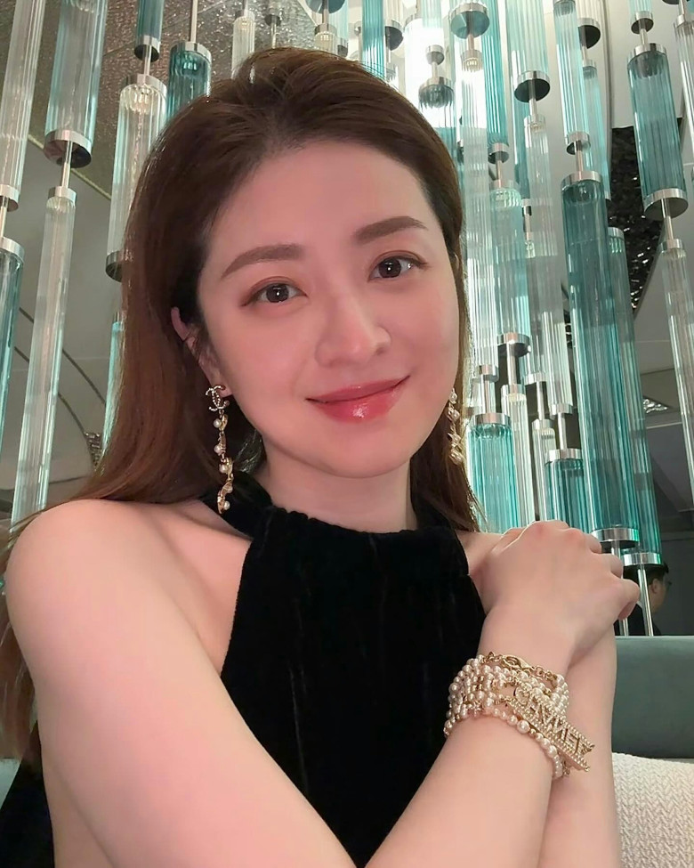 amp;#34;Nàng thơamp;#34; lấy ông chủ chuỗi nhà hàng lớn hơn 12 tuổi, 4 năm sinh liên tiếp 3 con gái, không ai tin đã U50 - 2