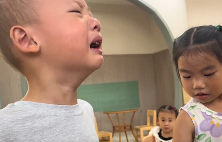 Nhóc tỳ bật khóc về sợ, cô giáo nhẹ nhàng trấn an.