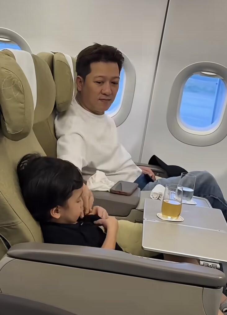 Nhã Phương xuất ngoại, Trường Giang một mình đưa hai con di chuyển bằng máy bay hạng thương gia về quê - 2