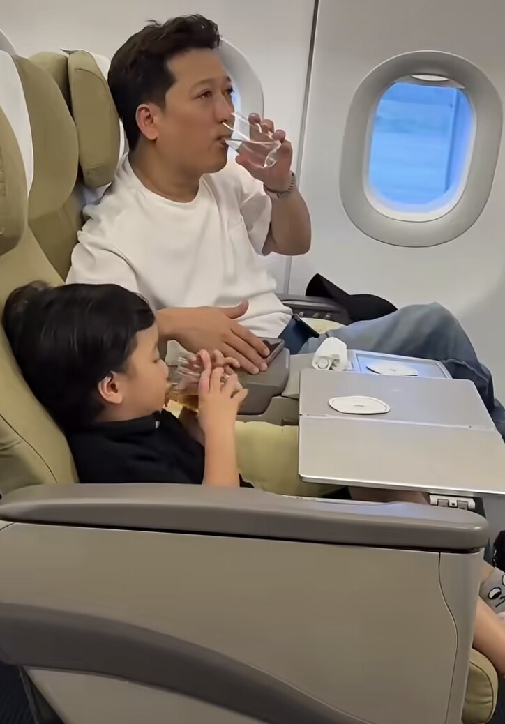 Nhã Phương xuất ngoại, Trường Giang một mình đưa hai con di chuyển bằng máy bay hạng thương gia về quê - 3