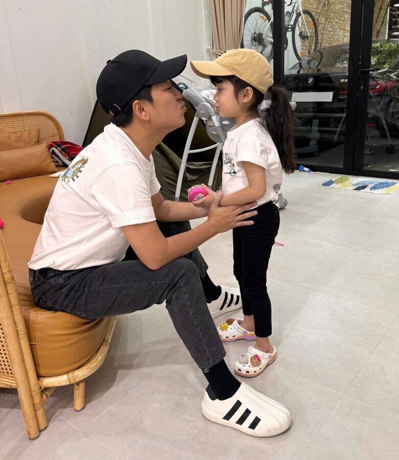 Nhã Phương xuất ngoại, Trường Giang một mình đưa hai con di chuyển bằng máy bay hạng thương gia về quê - 8