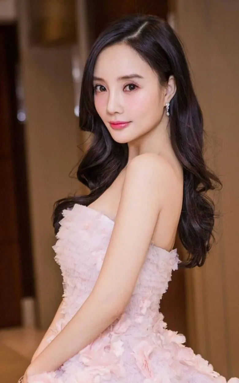 Nữ diễn viên ly hôn, bán hàng online nuôi con học trường quốc tế 5 tỷ/năm nhưng con gái bị bạn bè cô lập - 1