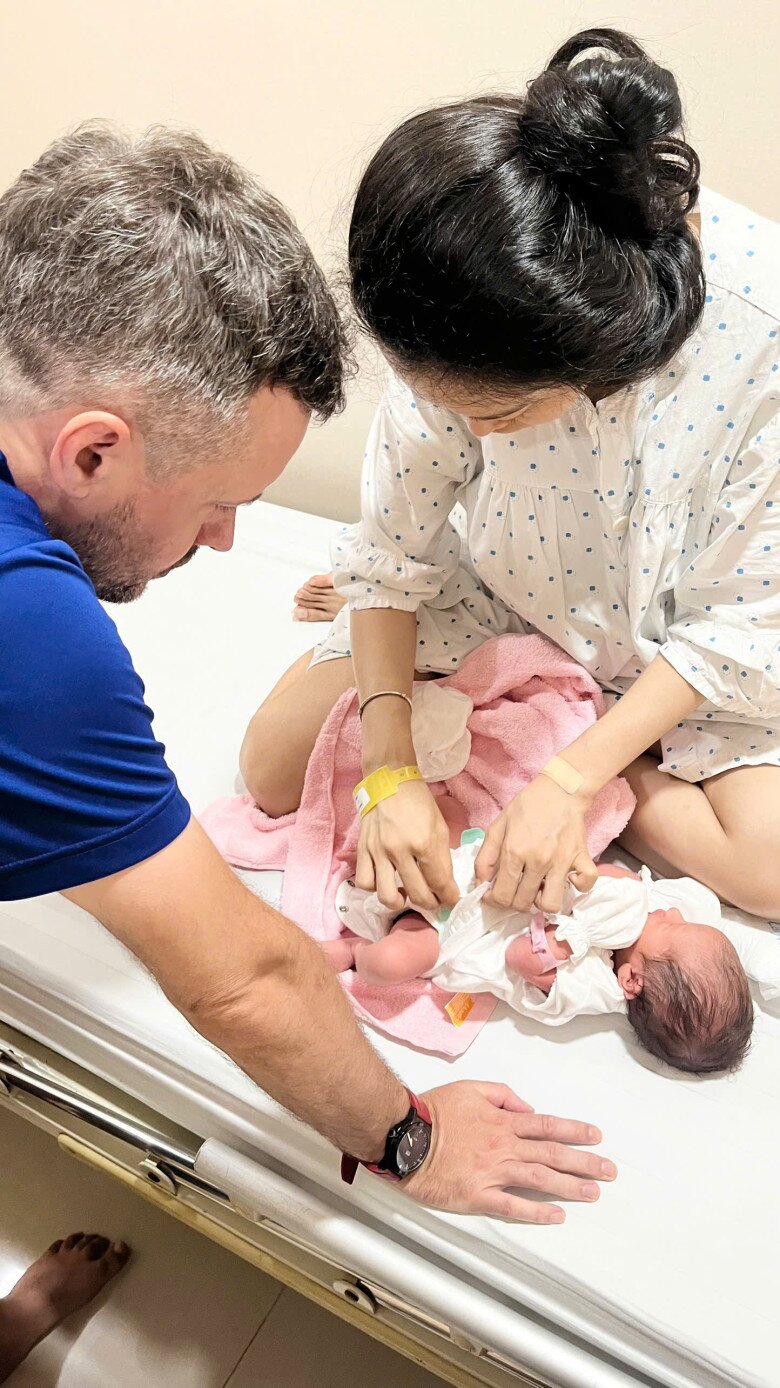 Phải lòng chàng Tây điển trai, cô gái Việt đẻ được con gái lai xinh như hoa, “sốc” với cách chồng Anh dạy con - 3