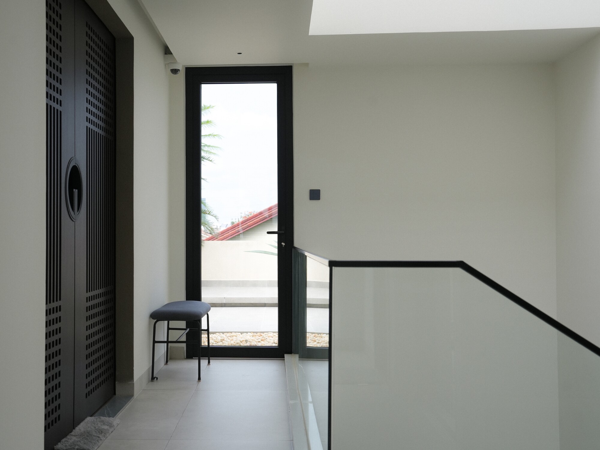Tầng thượng nơi để thờ và giặt giũ.