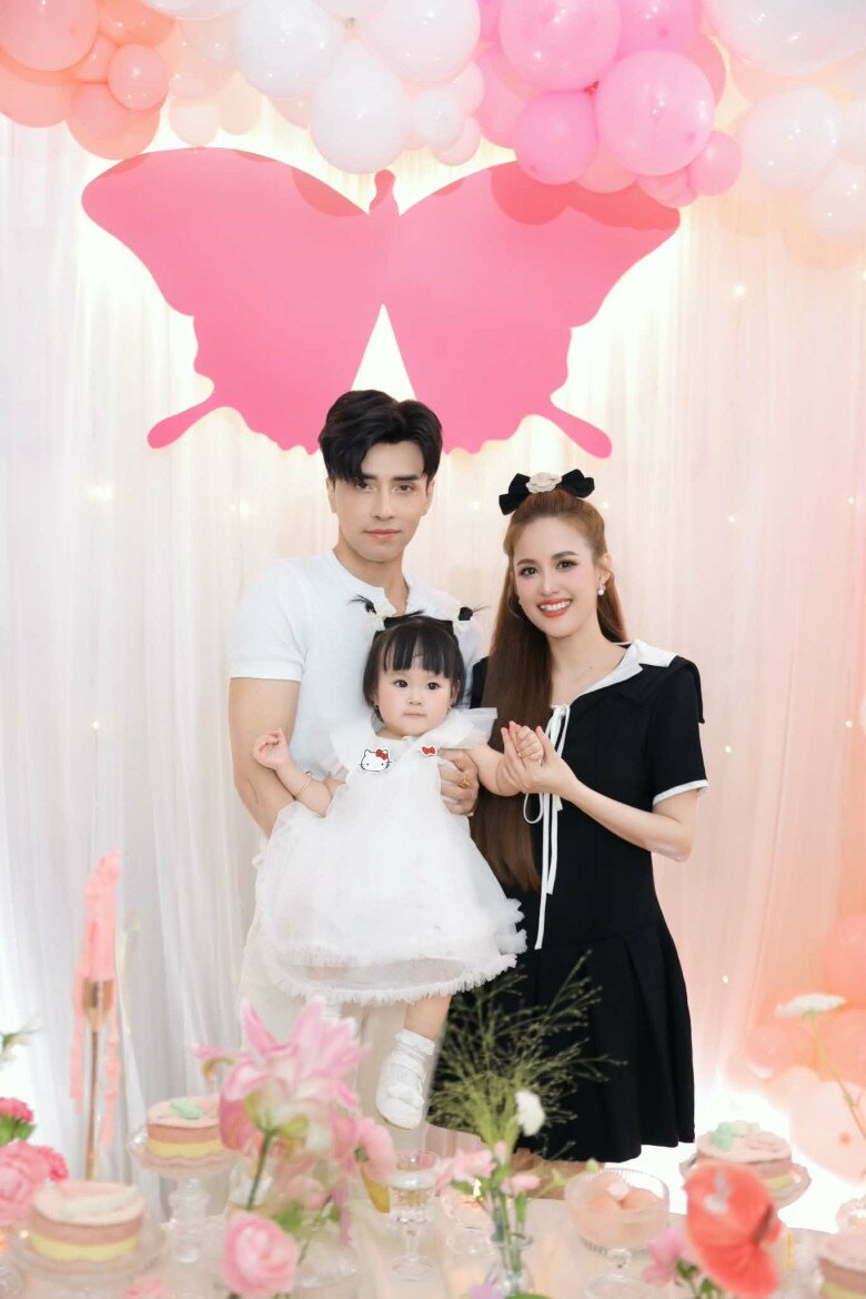 Có con sau 8 năm cưới, Phương Hằng làm mâm cúng thôi nôi cho bé gái hoành tráng, đẹp như tranh - 1