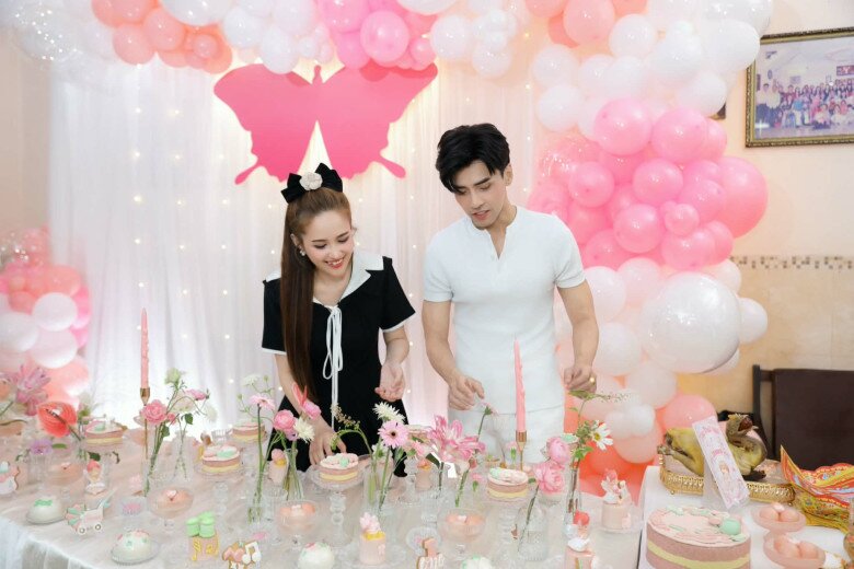 Có con sau 8 năm cưới, Phương Hằng làm mâm cúng thôi nôi cho bé gái hoành tráng, đẹp như tranh - 2