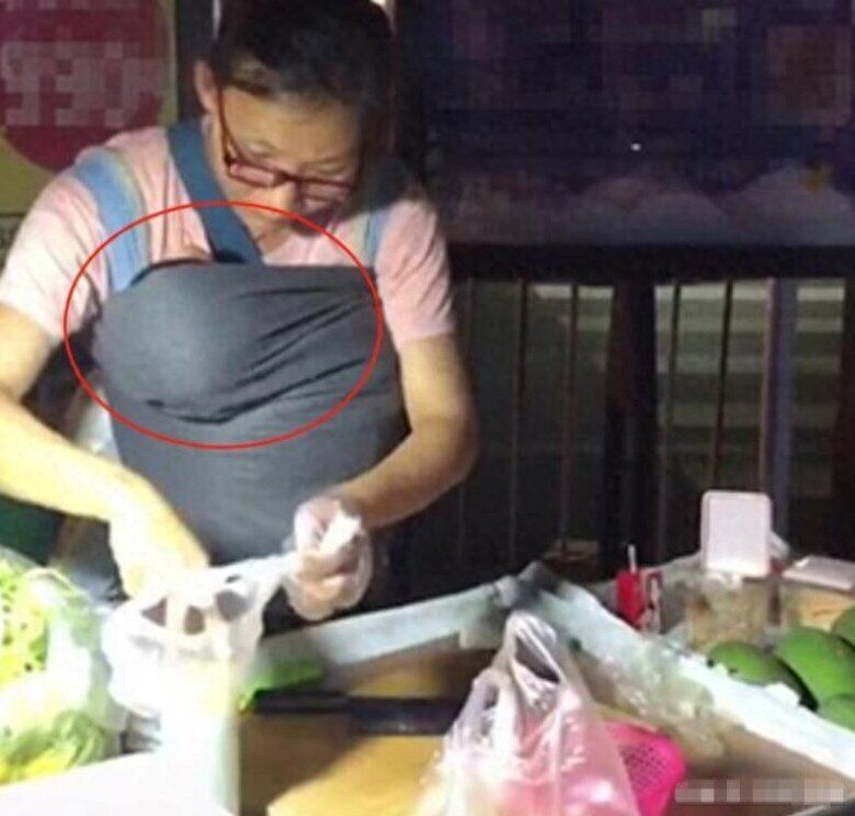Thấy người phụ nữ bán hàng đeo túi trước ngực, khách tò mò nhìn vào rồi đồng loạt ghé mua nườm nượp - 1